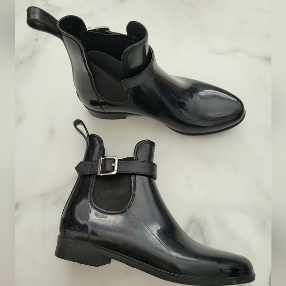 Marc Fisher Women's 7 Rainy Black Glossy Ankle Rain Bootie Buckle Boot - Picture 4 of 4